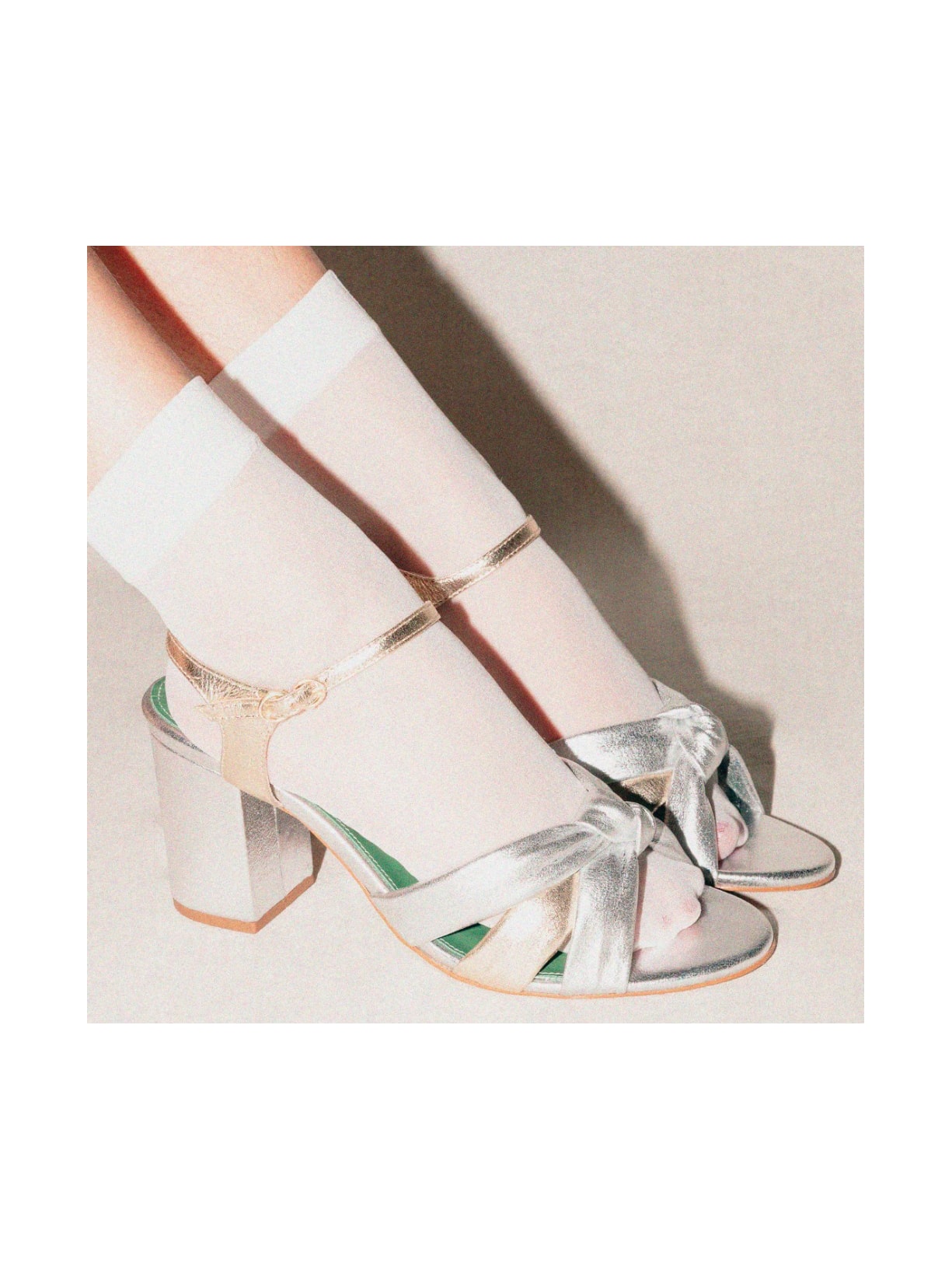 Sandália Salto Nó Couro Tereza Champagne e Prata Pura