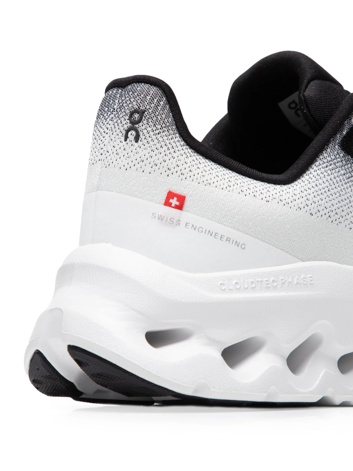 Tênis Feminino Cloudtilt Preto e Branco On Running