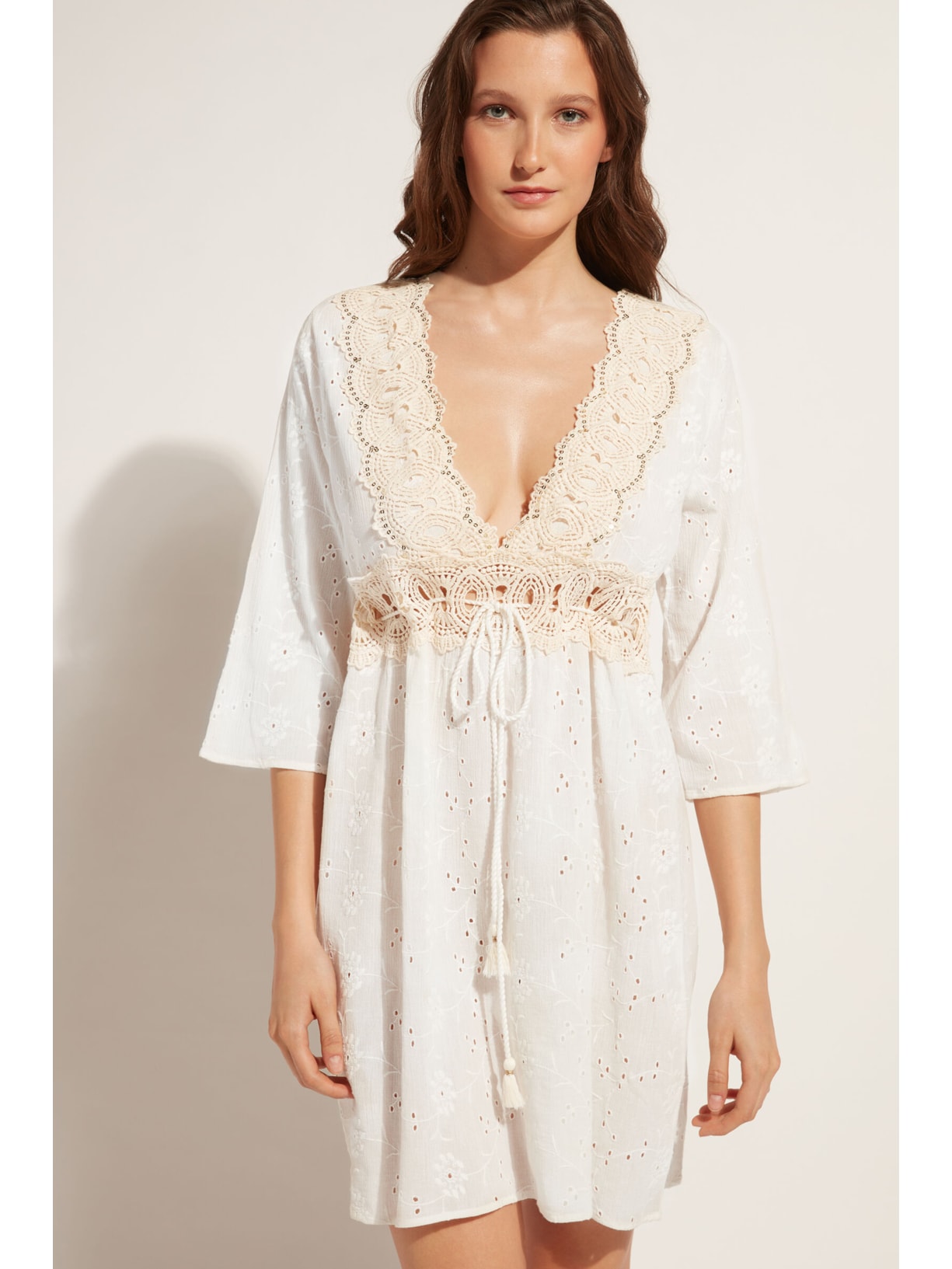 Vestido Com Bordado Inglês e Paetês Branco Calzedonia