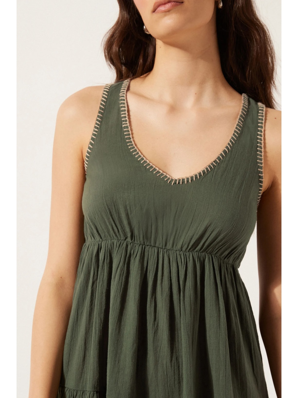 Vestido Curto Com Bordados Verde Calzedonia