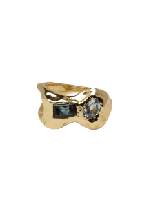 Anel em metal dourado com formato orgânico e textura fluida, cravado com duas pedras azuis em lapidações retangular e oval da marca Fenda.