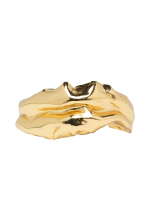 Bracelete rígido em metal dourado polido com design orgânico, formato anatômico ondulado e textura assimétrica da marca Fenda.