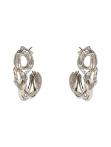 Par de brincos estilo argola em metal prateado com formato orgânico vazado, linhas trançadas e acabamento brilhante da marca Fenda.