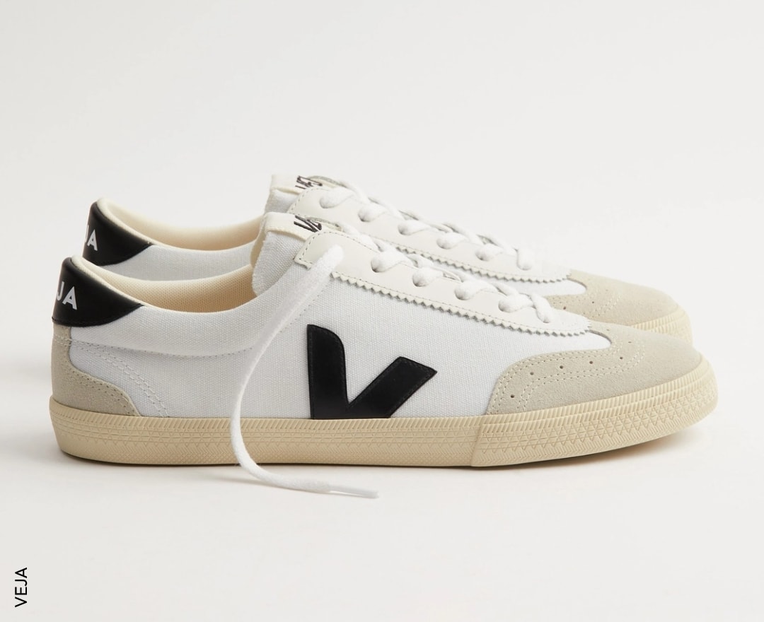 Casal de modelos com roupas escuras