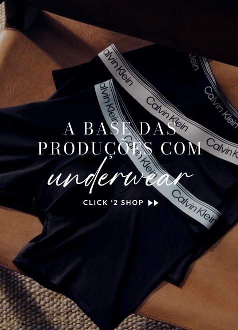 Kit de cuecas boxer masculinas pretas abetas sobre poltrona.