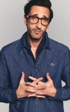 Foto de campanha com detalhes de crocodilo representando a marca Lacoste