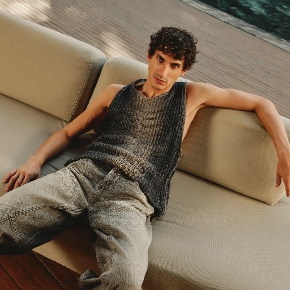Homem vestindo regata tricot