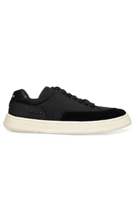 Tênis masculino preto de amarrar com solado off-white da marca Osklen