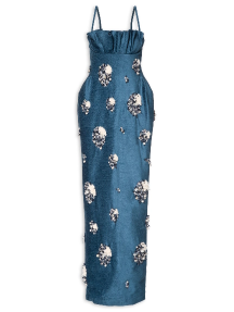 Vestido longo de festa em tecido azul-petróleo com brilho acetinado, alças finas duplas, decote drapeado e bordados com aplicações florais tridimensionais da marca Fauve.